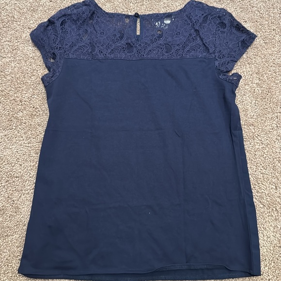 💜 3 for $10 Van Heusen Navy Lace Blouse - Picture 3 of 3